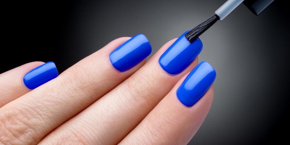 TARANTO. 1 seduta  di Manicure con  applicazione Smalto semipermanente a soli Euro 7,00  a persona,  da DEA  Istituto  di Estetica.