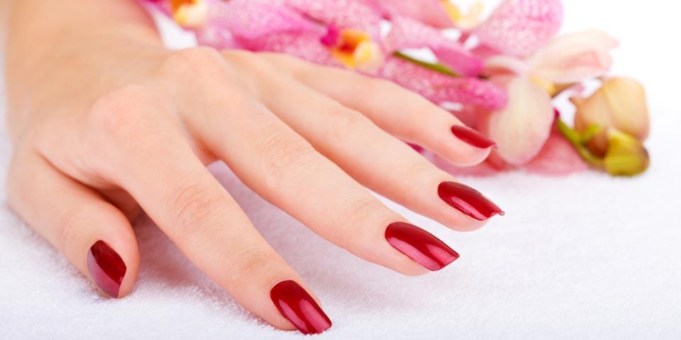 TARANTO. 1 seduta  di Manicure con  applicazione Smalto semipermanente a soli Euro 7,00  a persona,  da DEA  Istituto  di Estetica.