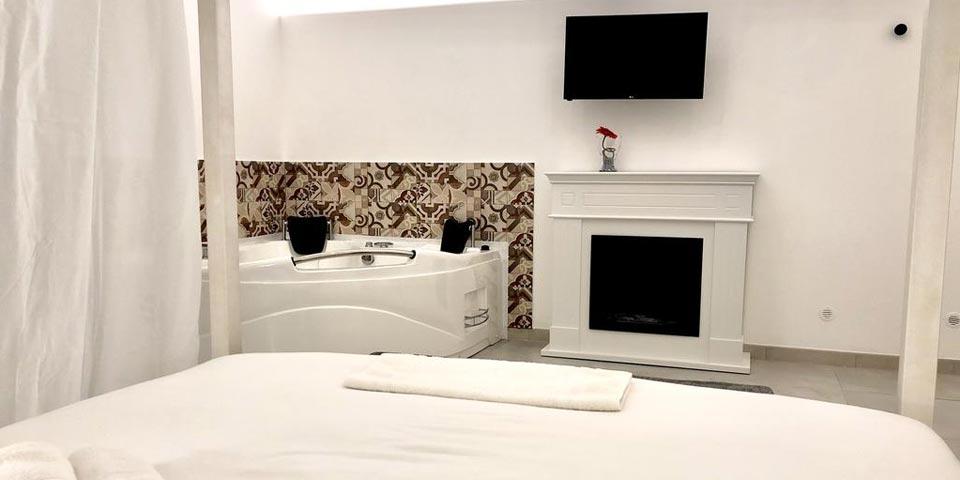 LECCE.1 Notte con Colazione con Vasca Idromassaggio a partire da Euro 39,90 a coppia, da Ada Suites.