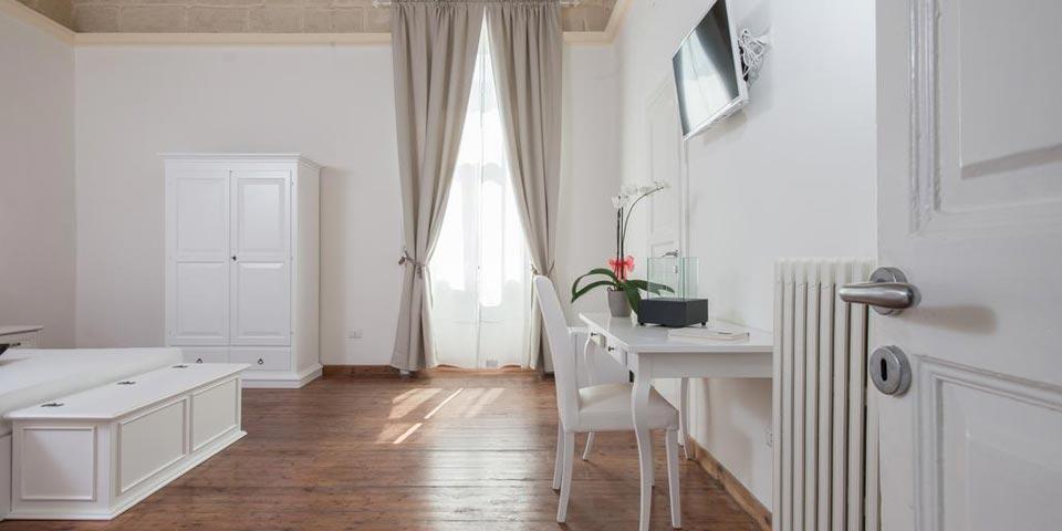 LECCE.1 Notte con Colazione con Vasca Idromassaggio a partire da Euro 39,90 a coppia, da Ada Suites.