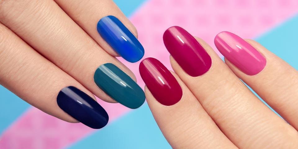 LECCE. 1 Seduta di  Manicure curativa con applicazione Smalto Gel a soli Euro 12,90  a persona, da Alizzi  Sebastiana Centro Estetico.