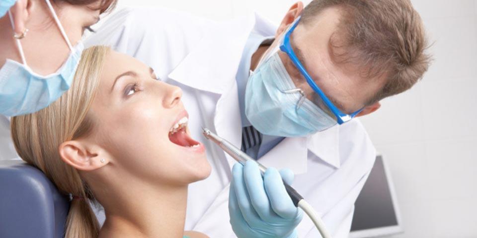 BARI. 1 o 2 Visite dentistiche con  telecamera, pulizia  denti, smacchiamento e otturazione a partire da Euro 19,90,  dal  Dr. Renato Fiore.