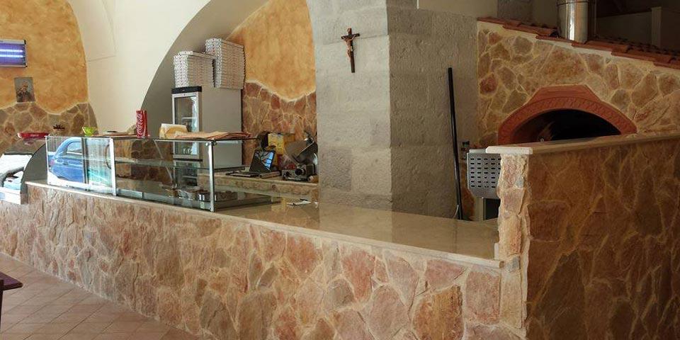 BARLETTA. Menù Pizza cotta in forno  a legna valido tutti i giorni a cena anche il Sabato a soli Euro  19,00 per due persone, da  Pizzeria Il Principe.