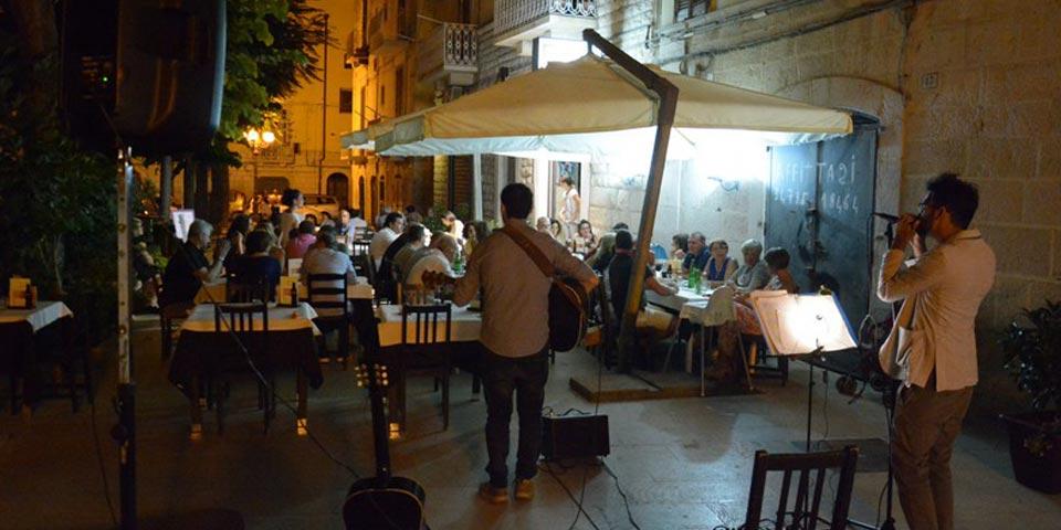 TRANI. Menù Pizza con antipasti, pizza,  bibita e digestivo,  valido tutti i giorni a Cena da soli Euro 18,90 a coppia, da Ogni Volta ..in  Pizzeria.