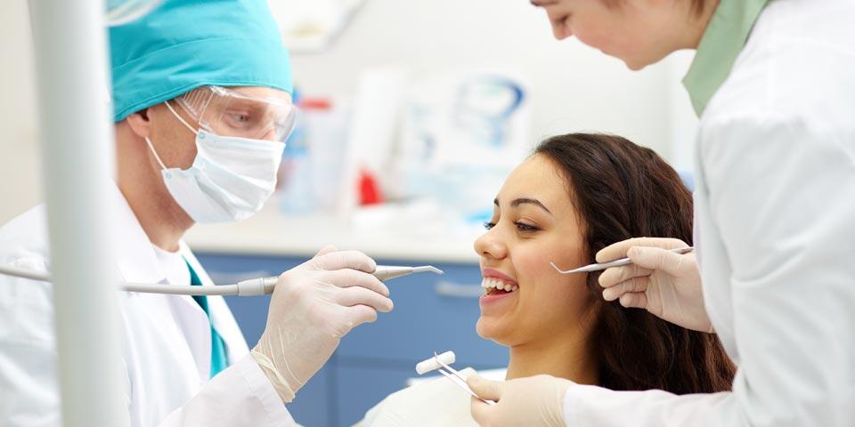 ADELFIA. Visita Odontoiatrica con Pulizia denti e ablazione tartaro a soli Euro 15,00 a persona, da At Medical Center.