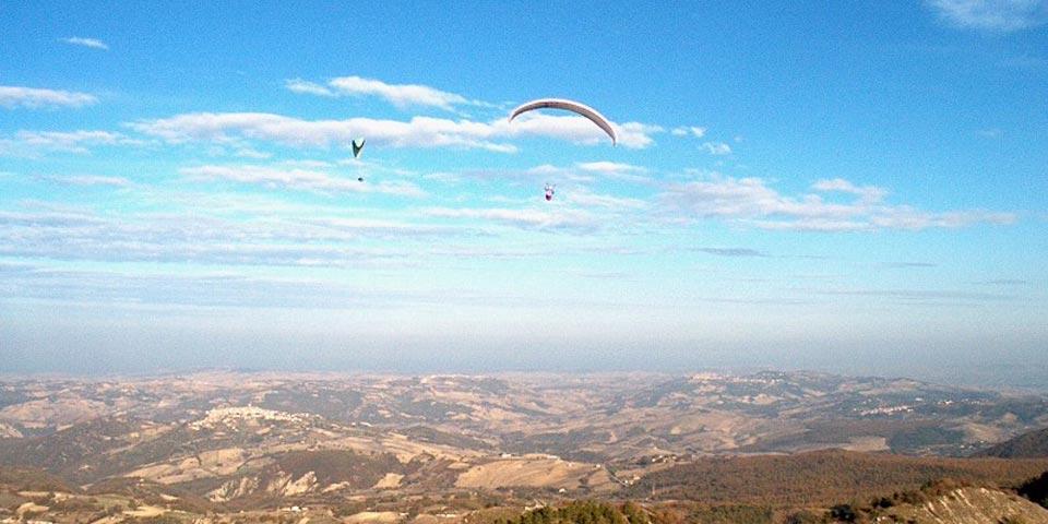 MONTEFALCONE NEL SANNIO. Volo in Parapendio con istruttore e Video ricordo a soli Euro 79,00 a persona,  da Aero Club I  Picchi.