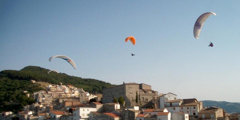 MONTEFALCONE NEL SANNIO. Volo in Parapendio con istruttore e Video ricordo a soli Euro 79,00 a persona,  da Aero Club I  Picchi.