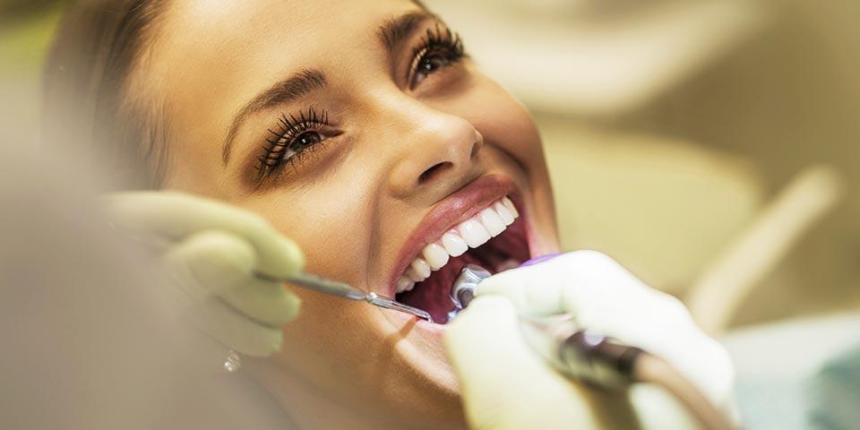 Bari . Visita Dentistica con Detartrasi, Smacchiamento e Radiografia Panoramica da soli Euro 29,00 a persona, dal Dott. Antonacci Donato .