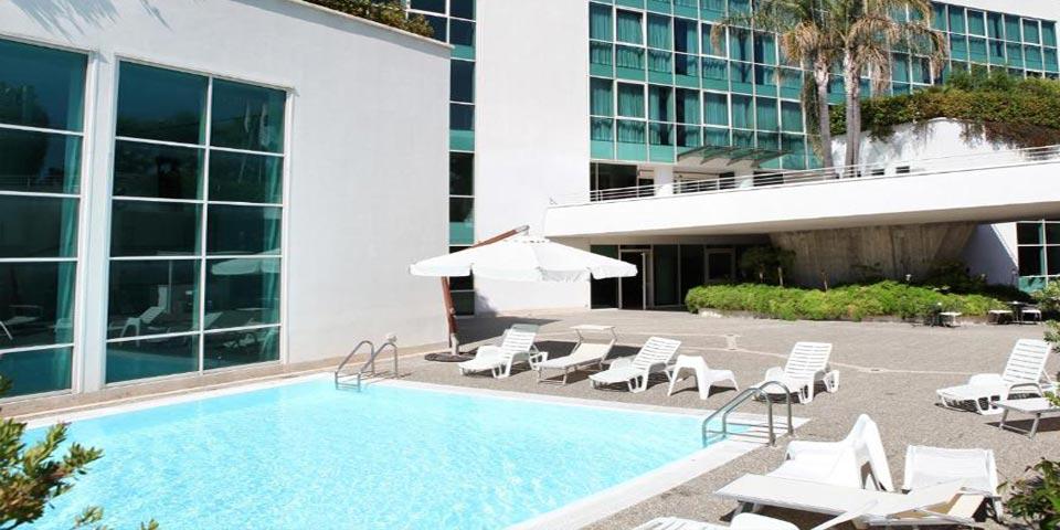 BISCEGLIE. Utilizzo della Piscina esterna con Massaggio Total Body e Aperitivo , a  Euro 29,90 a Persona , da Nicotel Resort Spa Bisceglie.