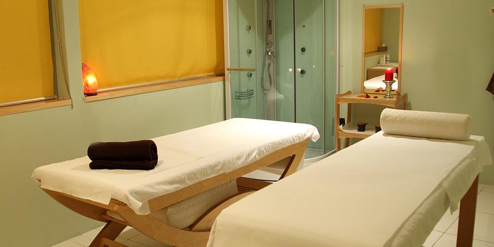 BISCEGLIE. Utilizzo della Piscina esterna con Massaggio Total Body e Aperitivo , a  Euro 29,90 a Persona , da Nicotel Resort Spa Bisceglie.
