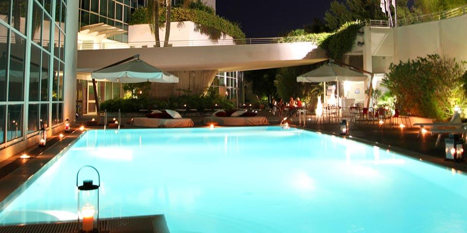 BISCEGLIE. Utilizzo della Piscina esterna con Massaggio Total Body e Aperitivo , a  Euro 29,90 a Persona , da Nicotel Resort Spa Bisceglie.