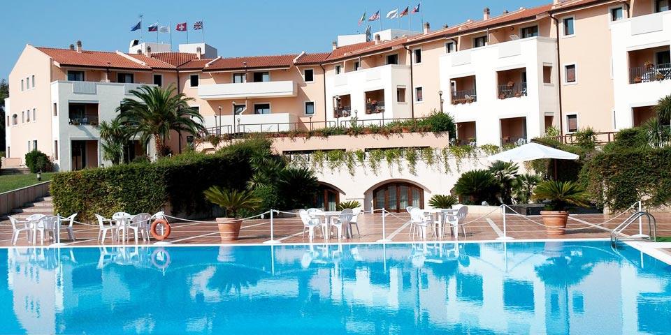 POLICORO. 2 o 3 Notti in Mezza Pensione con Servizio Spiaggia e utilizzo della piscina dal 30  Agosto al 06 Settembre  a partire Euro 399,00 a coppia, da Hotel Heraclea Residence.