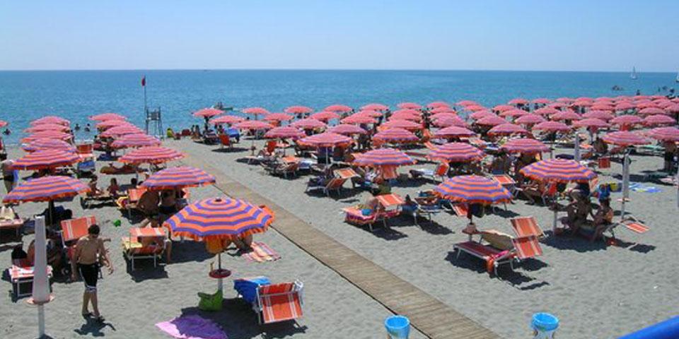POLICORO.1 o 2 o 3 Notti in Mezza Pensione con Servizio Spiaggia e utilizzo della piscina dal 06  al 13 Settembre 2025 a partire Euro 165,00 a coppia, da Hotel Heraclea Residence.