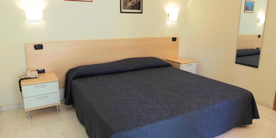 Villaggio Spiagge Rosse , 7 Notti in Pensione completa dal  14 Giugno al 21 Giugno  con 3 e 4  letto gratis  da Euro 850,00 a camera,  a Capo Rizzuto (KR).