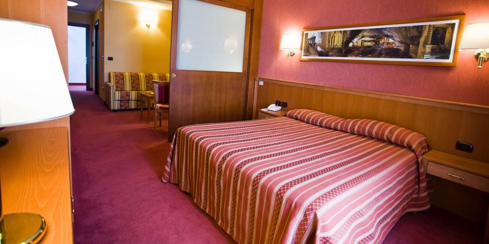 PALACE HOTEL SAN MICHELE. 1 Notte con Piscina Esterna  e percorso Benessere a partire da &euro; 89,00 a coppia. Monte Sant'Angelo (FG).