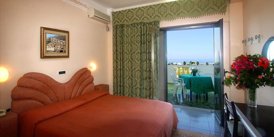 SPECIALE 25 APRILE :  2  o 3  Notti in Pensione completa  dal 24 al 26  Aprile 2026  a partire da Euro 199,00 a coppia, da Hotel Parco dei Principi .SCALEA (CS)