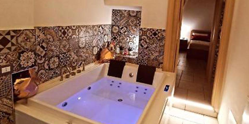 PULSANO. Una  o 2 Notti in suite  con  Vasca Idromassaggio, Prosecco e Stuzzicheria  a soli Euro 69,00  a coppia,  da RELAXING ROOMS