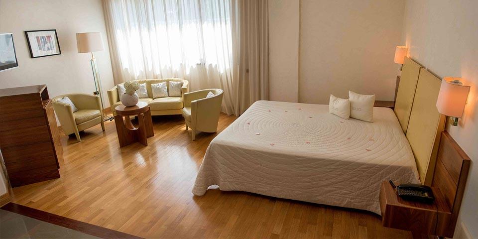 SOLOFRA. Una Notte  in Mezza Pensione con  Pecorso Benesere di 75 minuti , da Euro 174,00 a coppia, da Solofra Palace Hotel  & Resort.