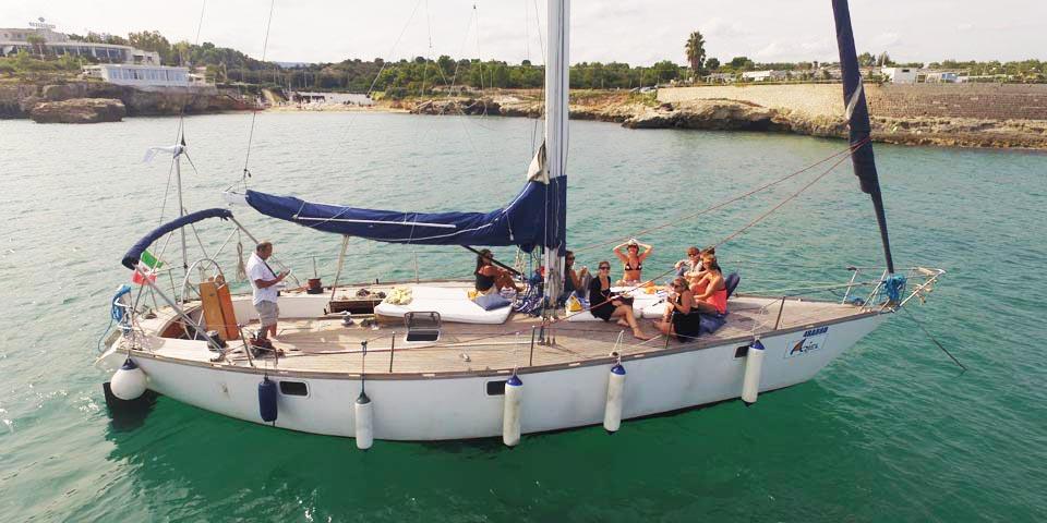 MONOPOLI. Escursione in Barca a Vela con  Aperitivo, assicurazione e carburante incluso a soli Euro 59,00 a persona, da Ariel  Crociere.