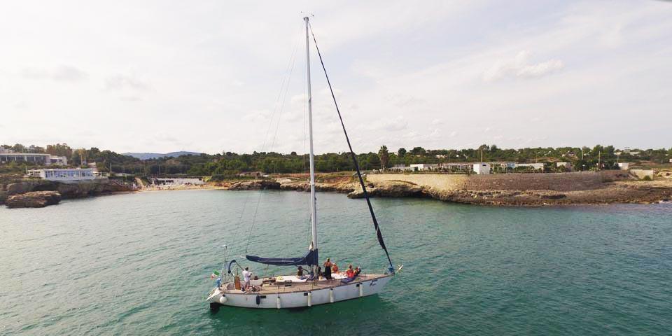 MONOPOLI. Escursione in Barca a Vela con  Aperitivo, assicurazione e carburante incluso a soli Euro 59,00 a persona, da Ariel  Crociere.