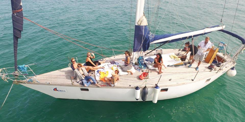 MONOPOLI. Escursione in Barca a Vela con  Aperitivo, assicurazione e carburante incluso a soli Euro 59,00 a persona, da Ariel  Crociere.