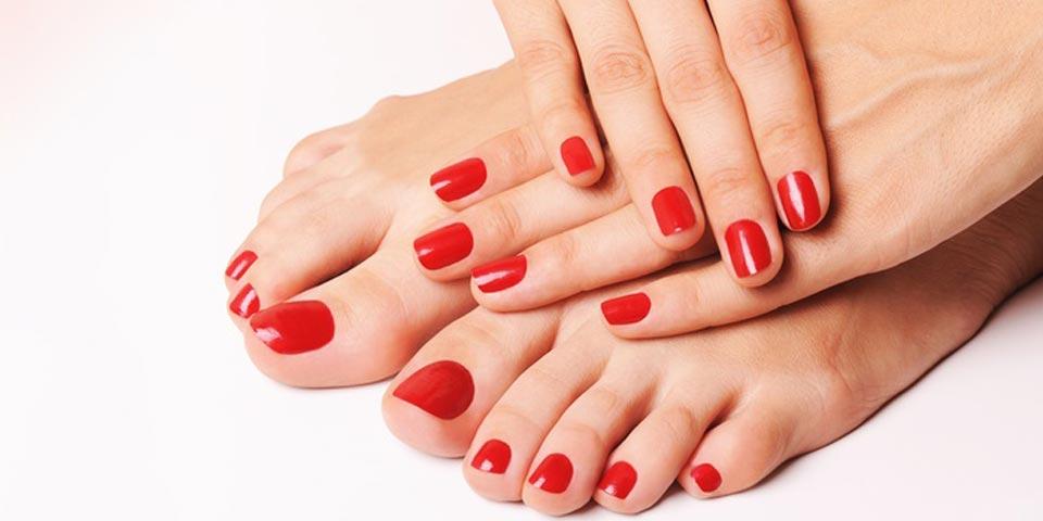 BARLETTA . PEDICURE O MANICURE CON SMALTO SEMIPERMANENTE PER 1 PERSONA A SOLI 14,00 a Persona  , da ESTHETIQUE BENESSERE di Anna Fiorella 